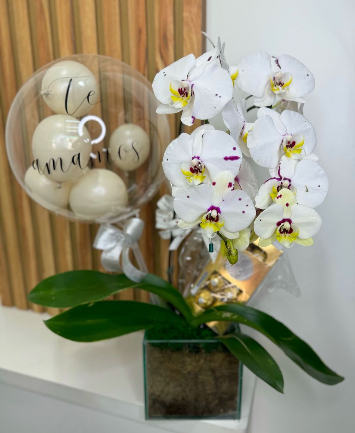 ORQUÍDEA NA BASE DE VIDRO