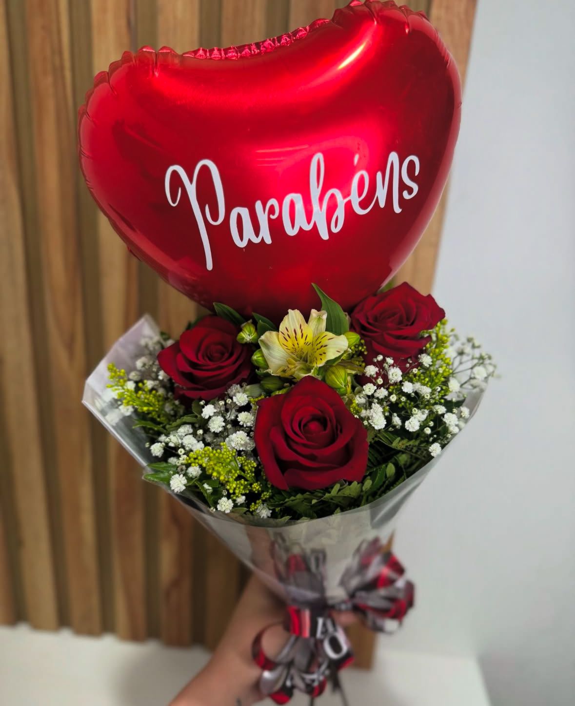 BUQUÊ 3 ROSAS E CORAÇÃO