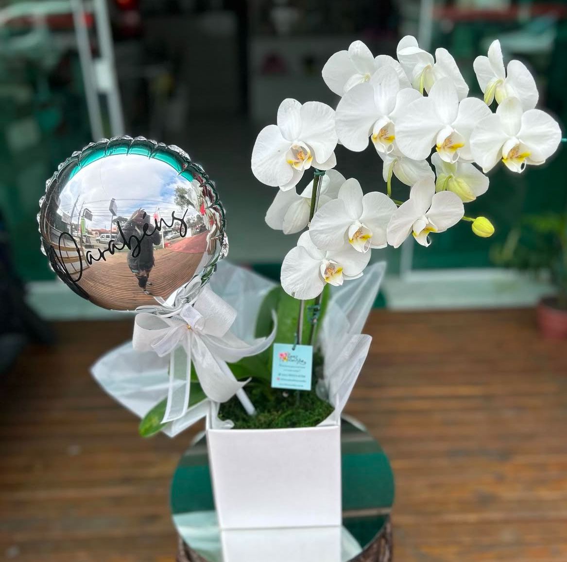 ORQUÍDEA BRANCA COM BALÃO
