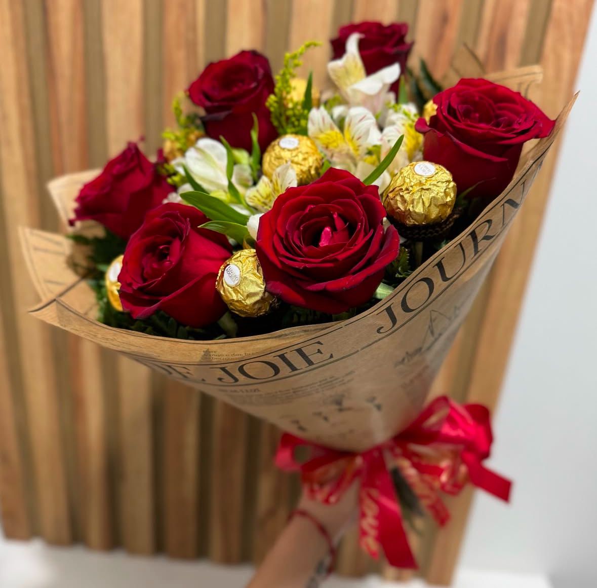 BUQUÊ ROSAS E FERRERO