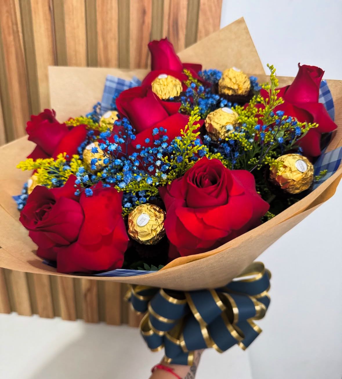 BUQUE ROSAS PREMIUM COM GYPSO
